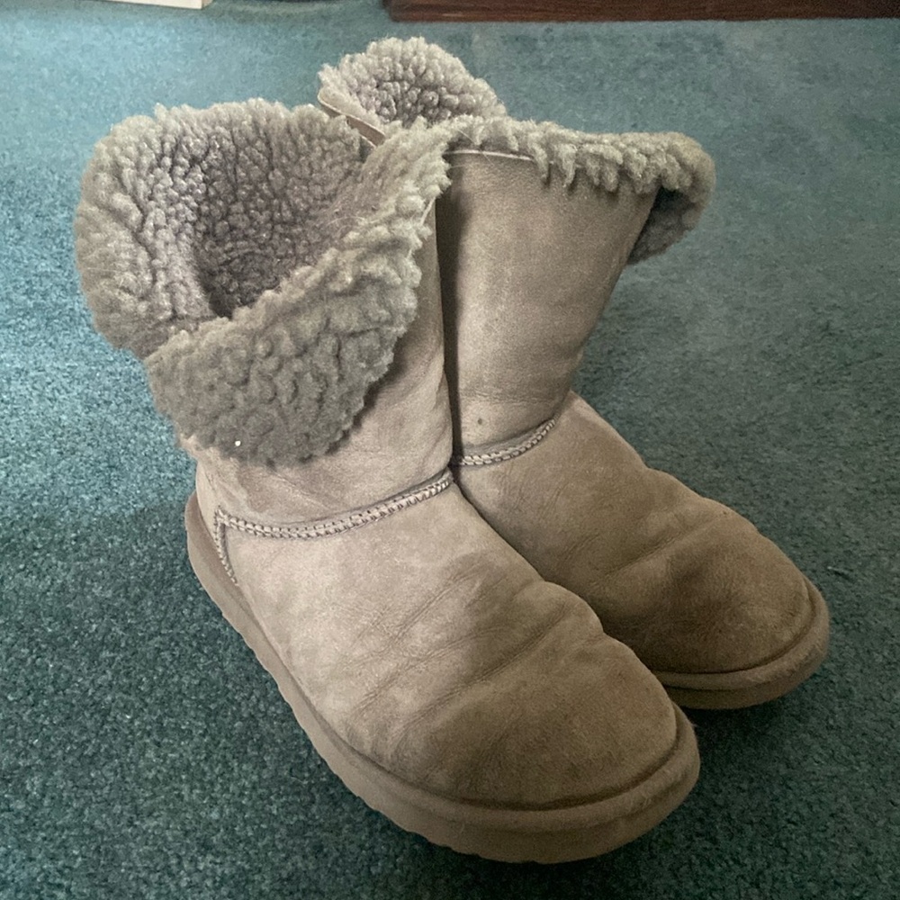Authentic UGG BAILEY BUTTON grey boots 🩶 SZ 9 some stains see photos